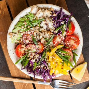 Come mangiare bene in estate 3 ricette veloci e sfiziose Insalata di quinoa e verdure